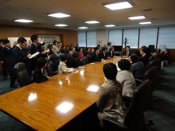 平成２７年１２月２４日に署名簿（１７万３０５２筆）を塩崎厚労大臣に提出いたしました